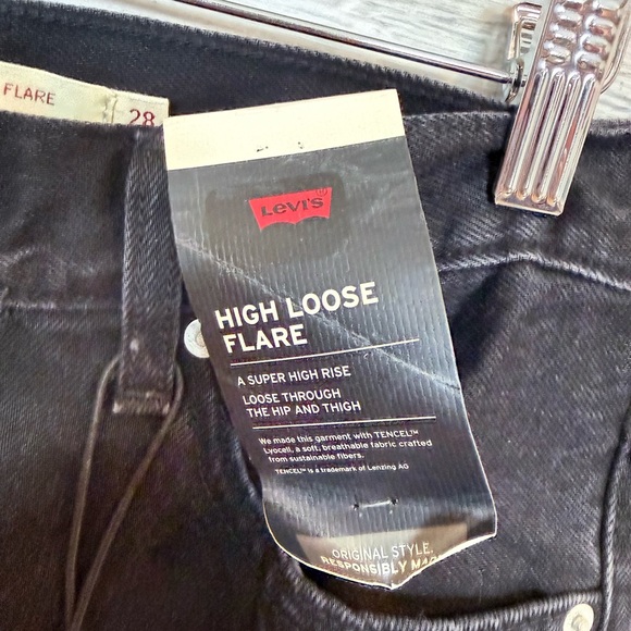 NWT Levi’s High Loose Flare Jeans in Black - Picture 4 of 16
